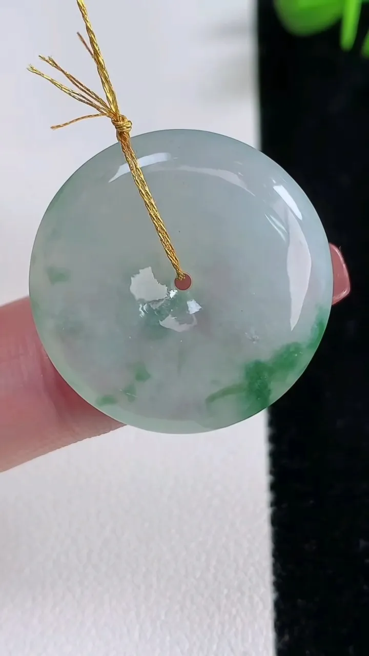 天然A货翡翠冰种飘花平安扣吊坠，尺寸25.8-5.3，重量:7.70g
12月17日