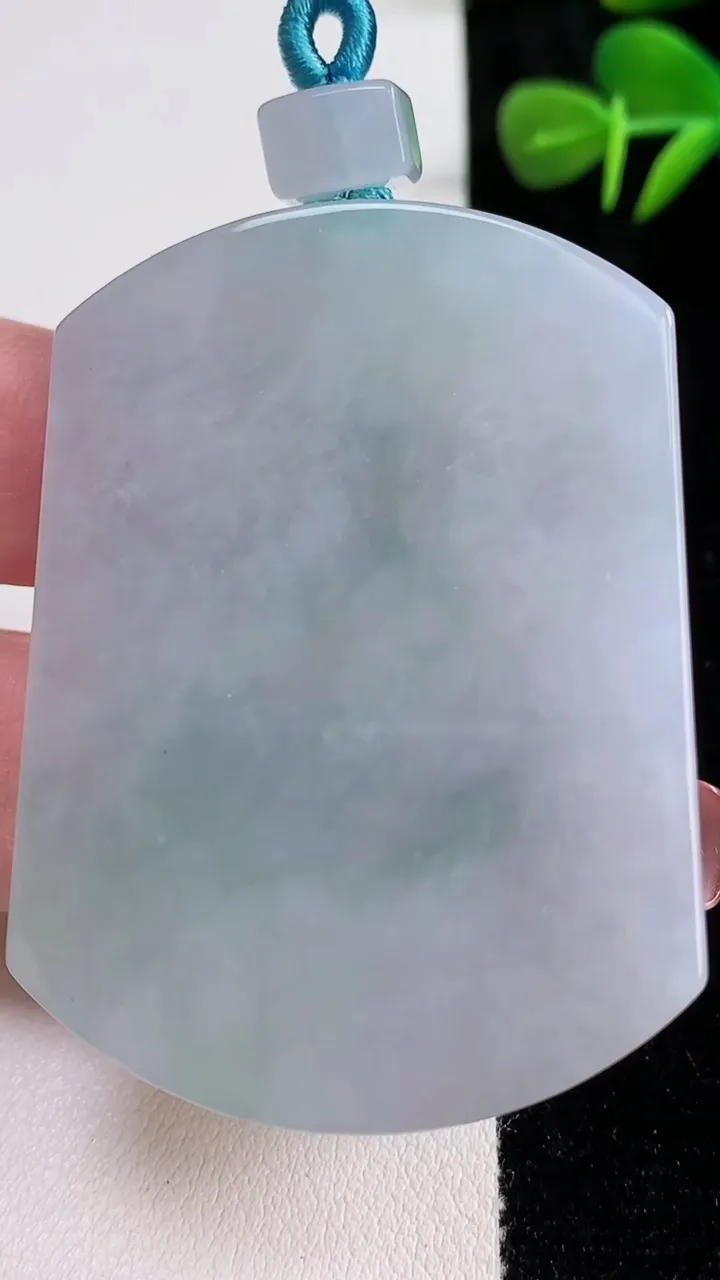 天然A货翡翠无事牌吊坠，尺寸54-40-5.8，重量:39.48g
12月17日