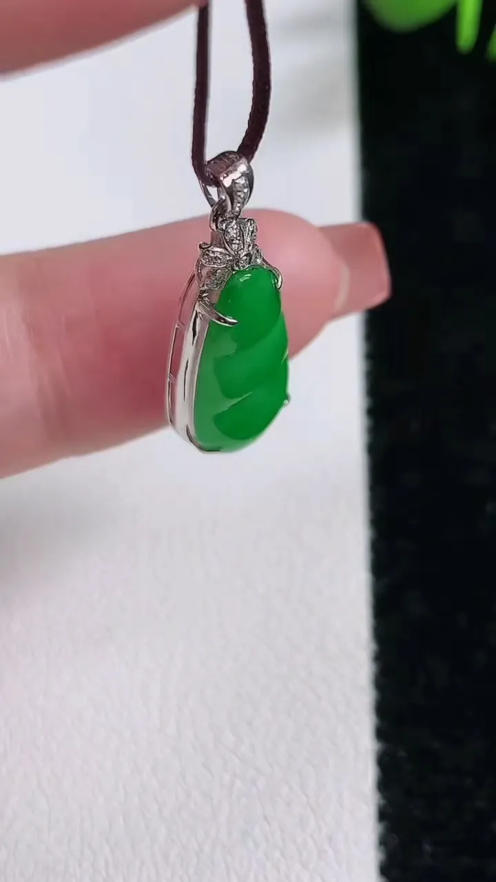 天然A货翡翠福豆吊坠，尺寸26.5-9.6-4，重:1.68g
12月17日