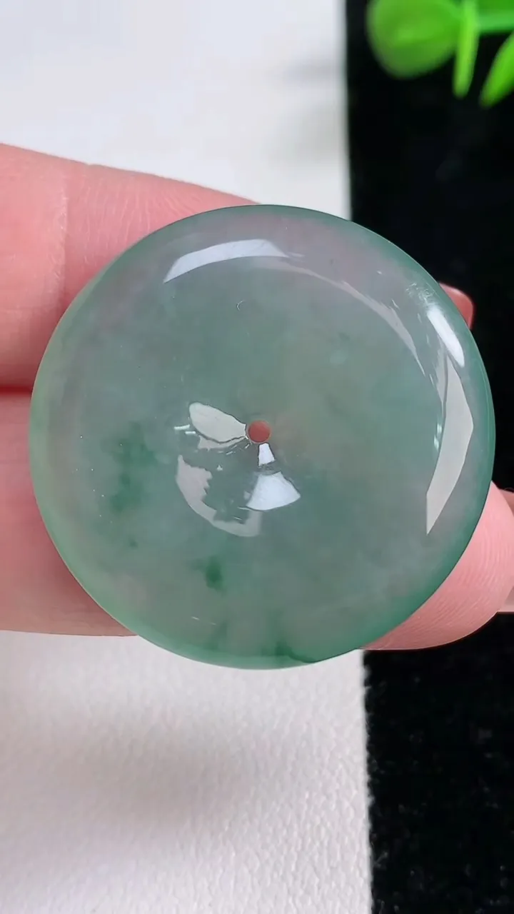 天然A货翡翠冰种飘花平安扣吊坠，尺寸31.6-5.7，重量:12.07g
12月17日