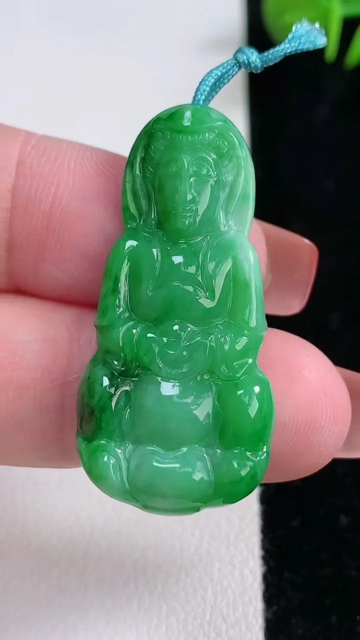 天然A货翡翠观音菩萨吊坠，尺寸39-18.8-4.5，重量:5.83g
12月17日