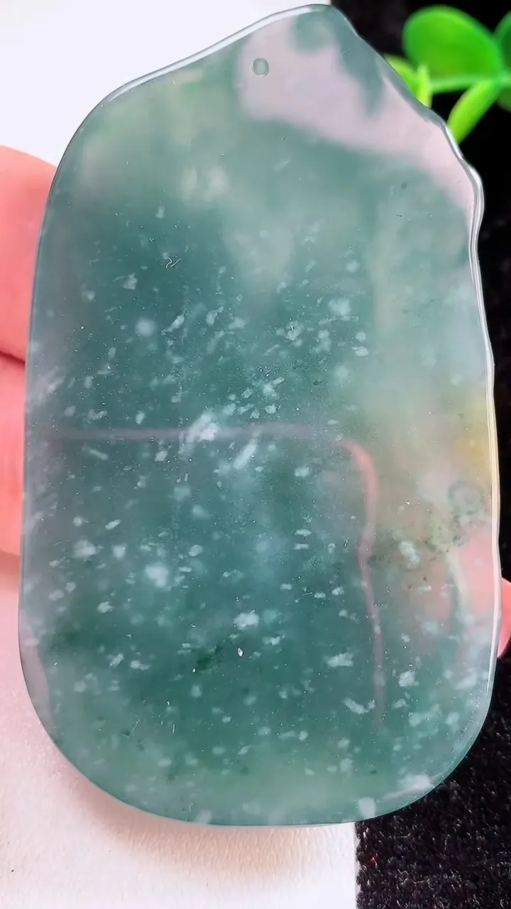 天然A货翡翠吊坠，尺寸73-42-7.2，重:47.93g
12月17日