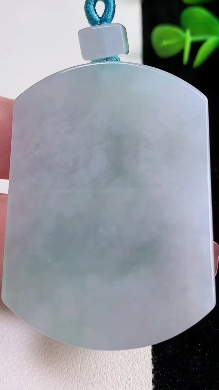 天然A货翡翠无事牌吊坠，尺寸54-40-5.8，重量:39.48g
12月17日