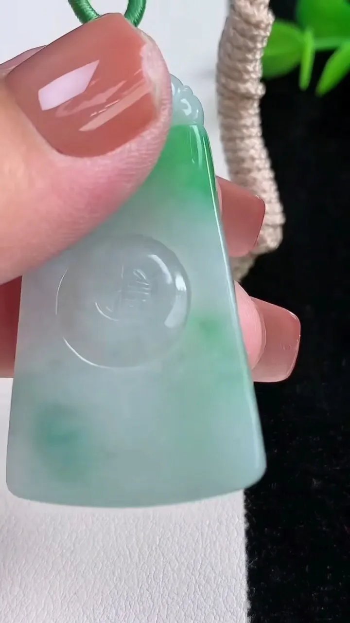 天然A货翡翠仿古无事牌吊坠，尺寸47.8-26.7-3.8，重量:13.83g
12月17日