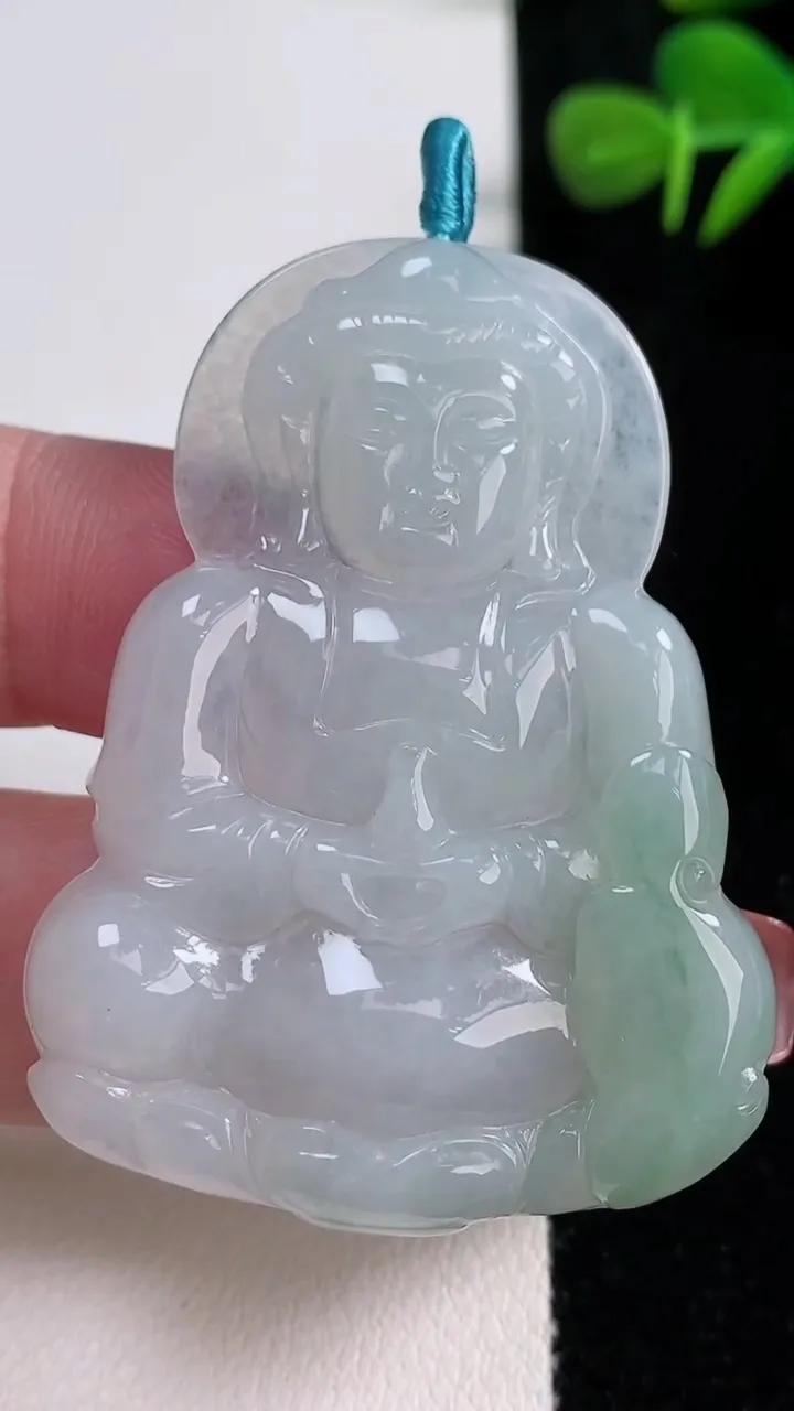 天然A货翡翠观音菩萨吊坠，尺寸52-38.7-5.7，重量:18.76g
12月17日