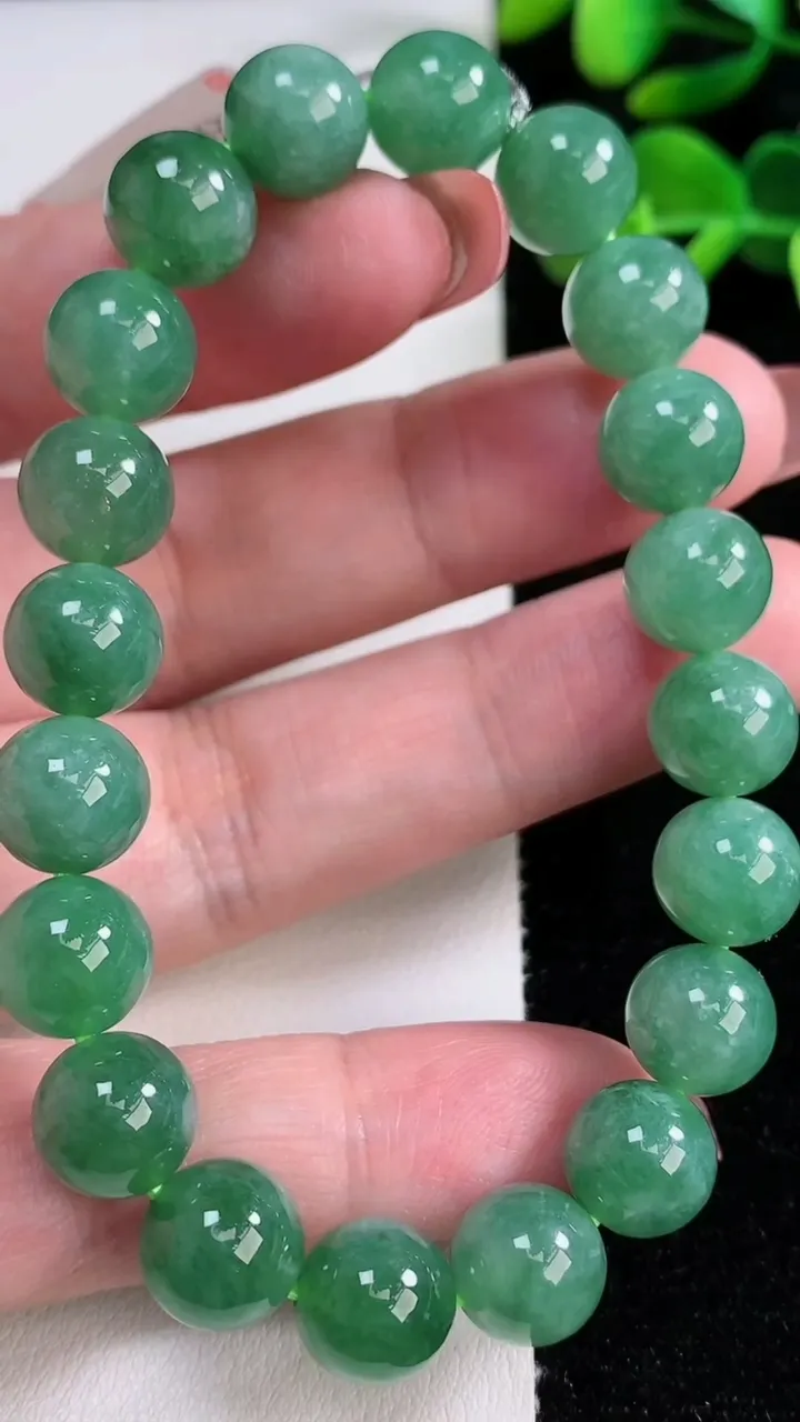 天然A货翡翠圆珠手串，尺寸10-20颗，重量:34.20g12月17日
工厂直销收藏佳品,种好水足，