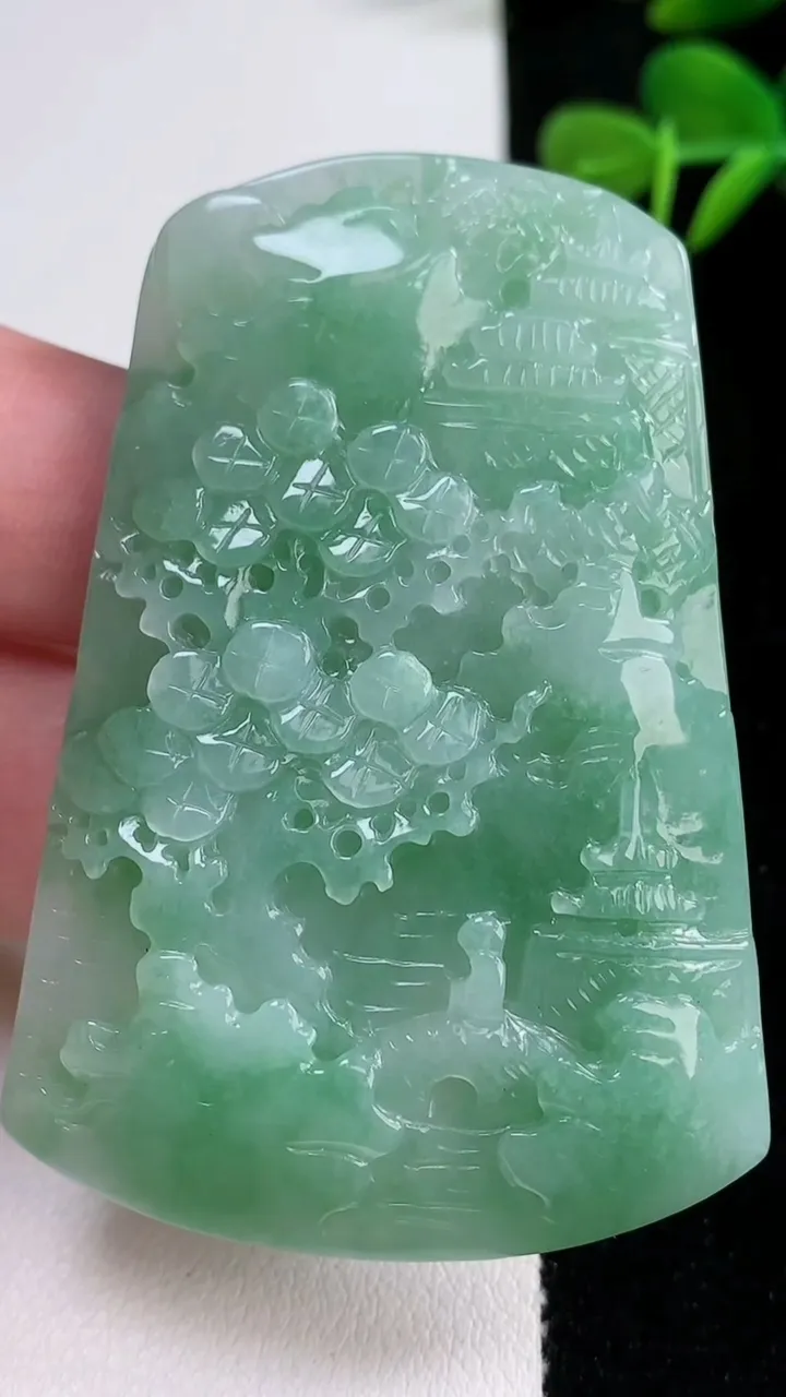 天然A货翡翠山水牌吊坠，尺寸63-43.5-6.4，重量:39.18g
12月17日