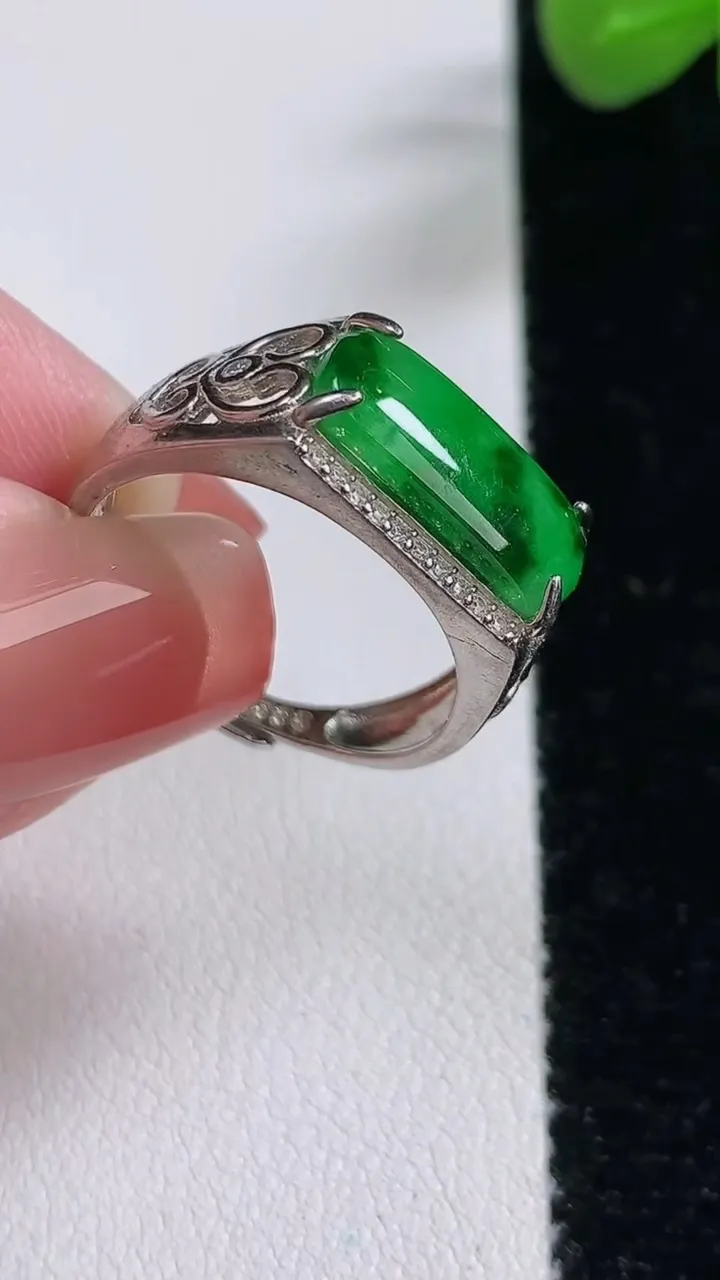 天然A货翡翠马鞍戒指，尺寸14.5-6.2，重:0.39g2025年12月17日
工厂直销收藏佳品,种好水足，色泽均匀，有种有色，上手高大气！