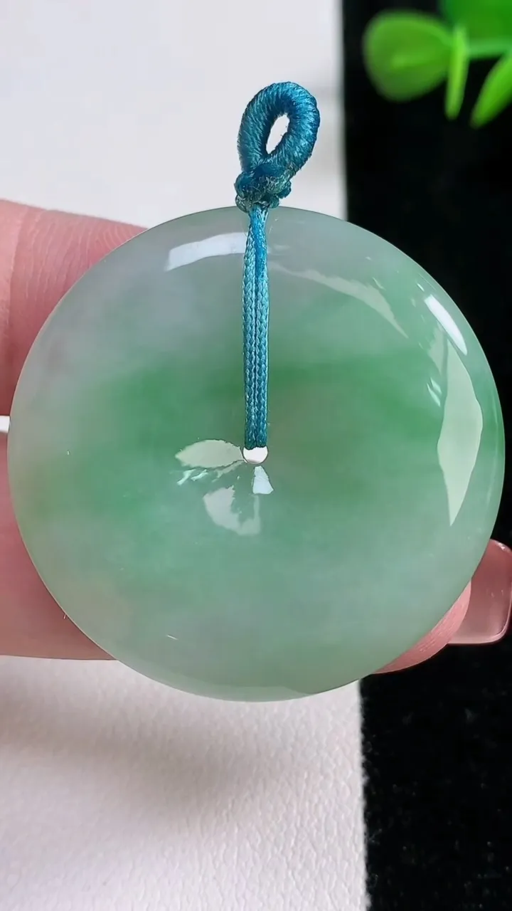 天然A货翡翠平安扣吊坠，尺寸36.6-5.7，重量:16.66g
12月17日