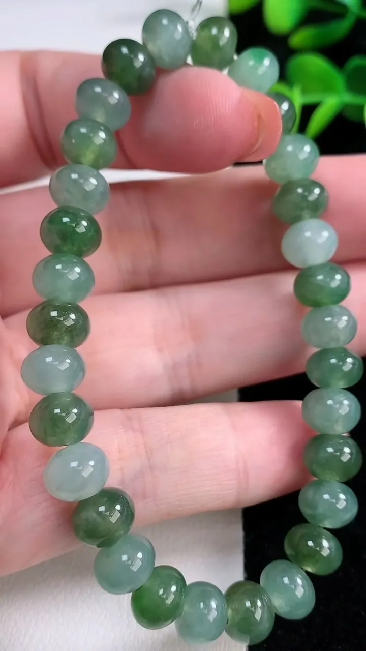 天然A货翡翠算盘珠手串，尺寸8.2-6-30颗，重量:23.45g12月17日
工厂直销收藏佳品,种好水足，色泽均匀，有种有色，上手高大气！