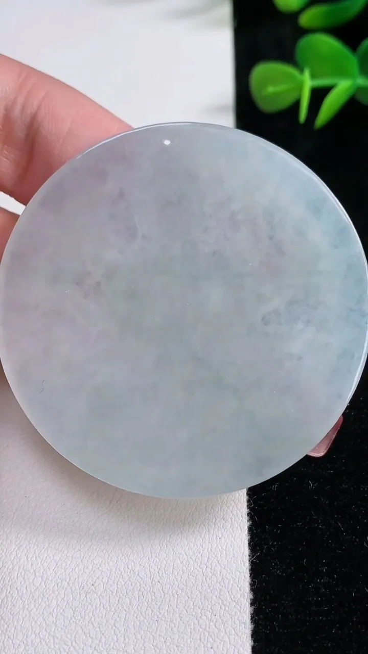 天然A货翡翠千手观音吊坠，尺寸53.8-6.1，重量:35.57g
12月17日