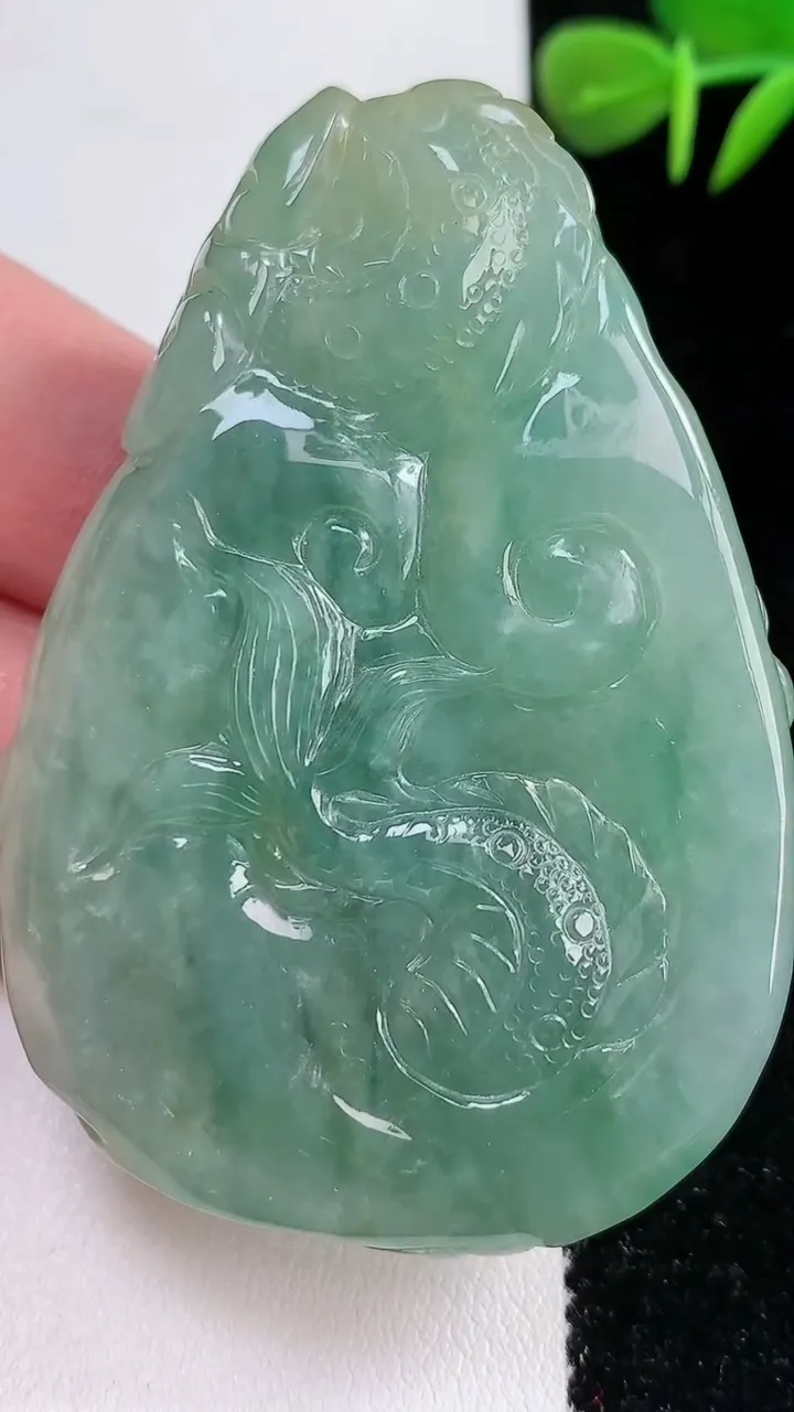 天然A货翡翠龙牌吊坠，尺寸61-42-13，重:61.30g
12月17日