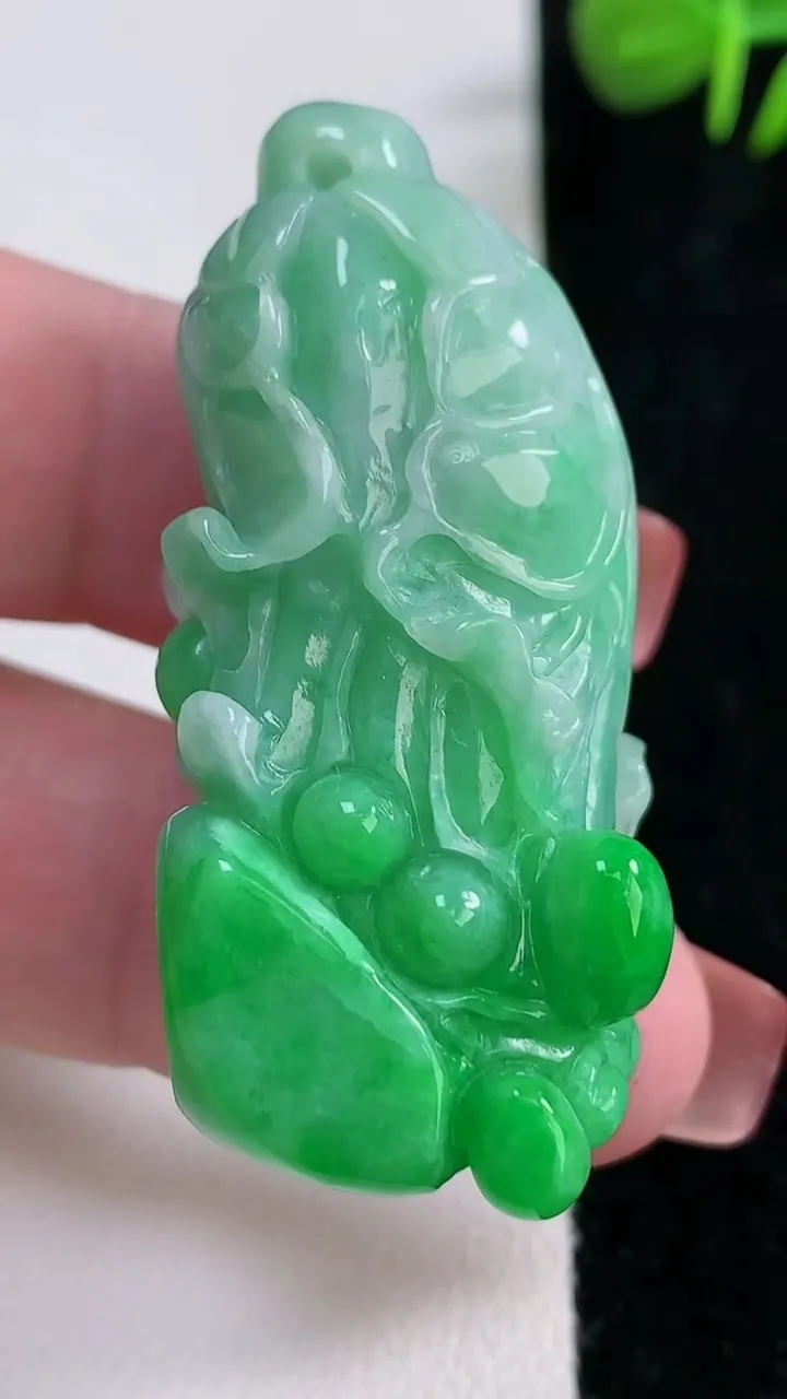 天然A货翡翠白菜吊坠，尺寸44.8-21.2-17.2，重量:30.49g
12月17日