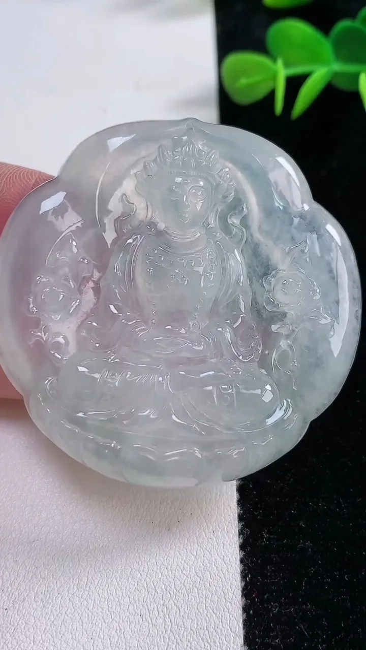 天然A货翡翠种白冰度母观音吊坠，尺寸51-7，重:33.88g
12月17日