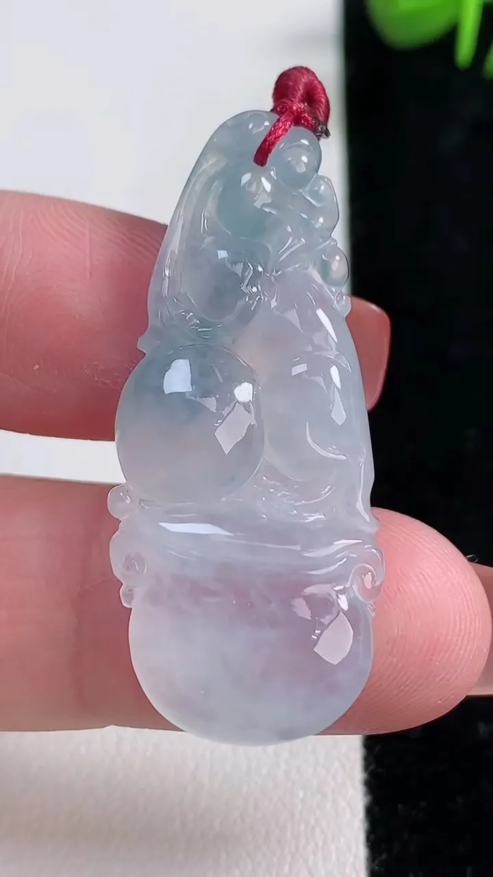 天然A货翡翠冰种飘花貔貅吊坠，尺寸40.8-17.7-4.5，重量:6.03g
12月17日