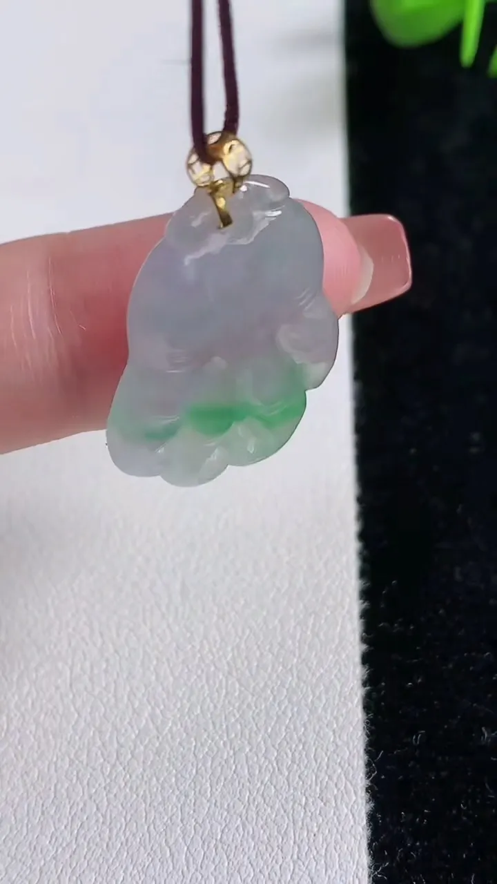 天然A货翡翠佛手瓜吊坠，尺寸26-19.4-4.3，重量:4.22g
12月17日