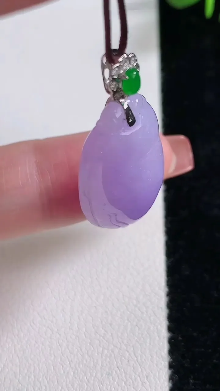 天然A货翡翠18K金紫罗兰福瓜吊坠，尺寸57.5-15.5-6.8，重:5.90g
12月17日
