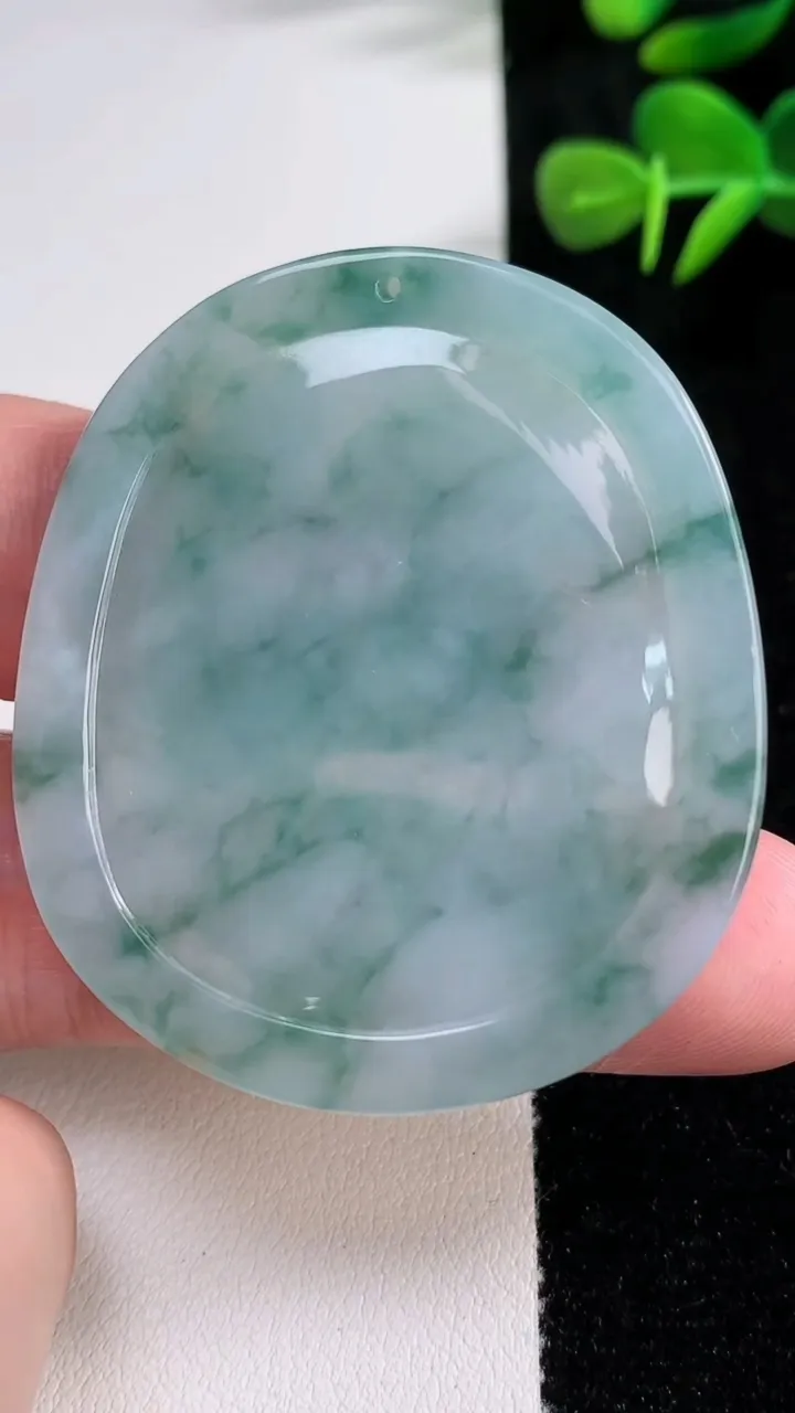 天然A货翡翠冰种飘花生肖羊吊坠，尺寸50.8-44-4.6，重量:20.38g
12月17日