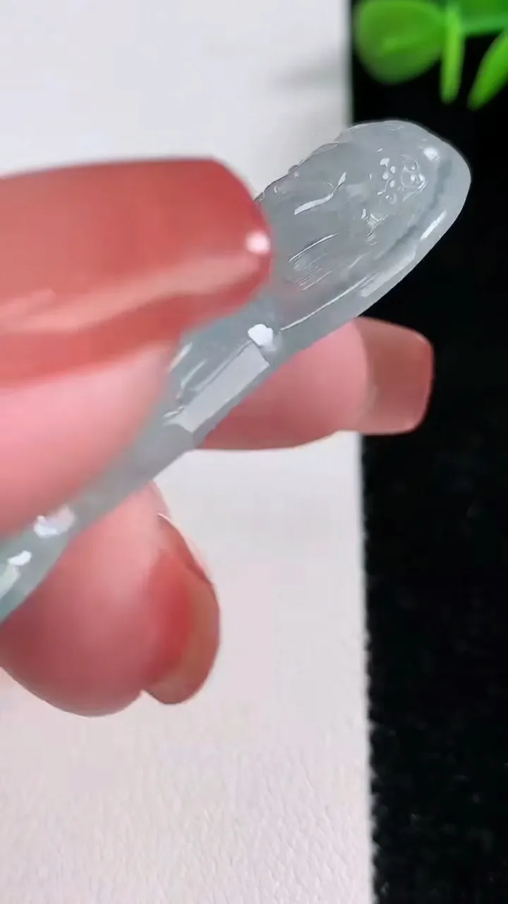 天然A货翡翠冰种飘花观音菩萨吊坠，尺寸55-35-6，重:19.55g
12月17日