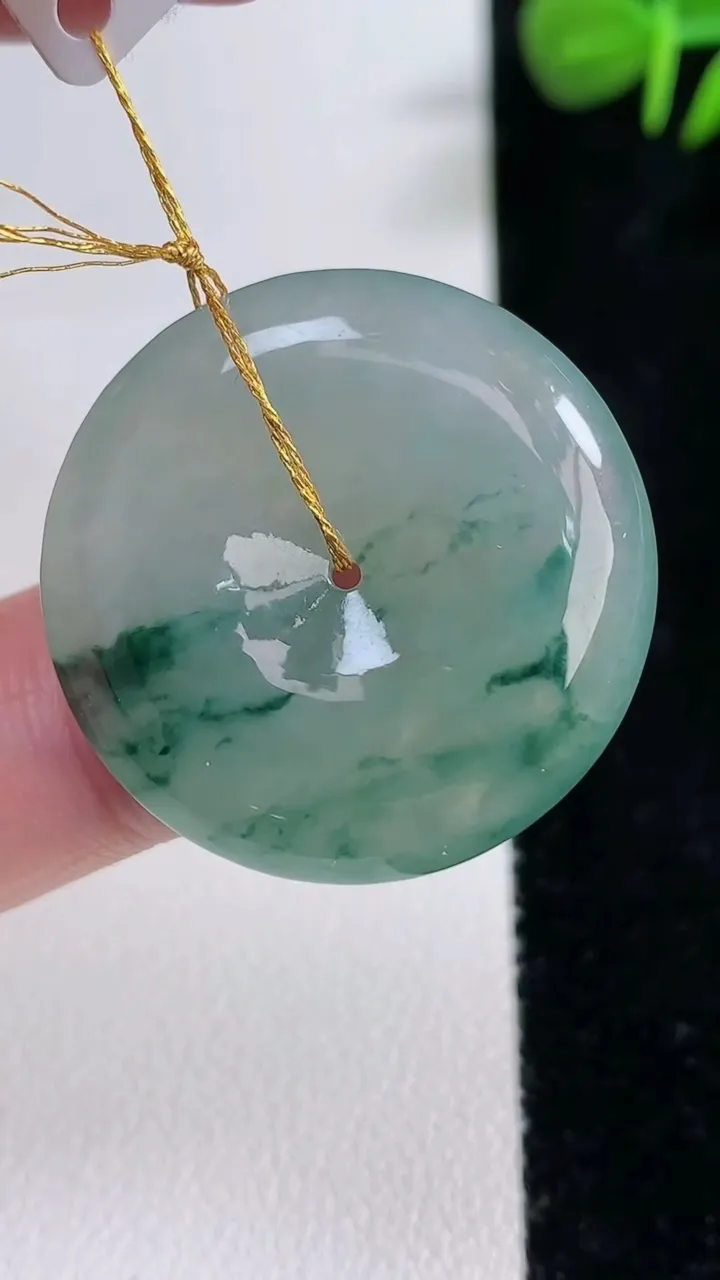 天然A货翡翠冰种飘花平安扣吊坠，尺寸28-6，重量:9.65g
12月17日