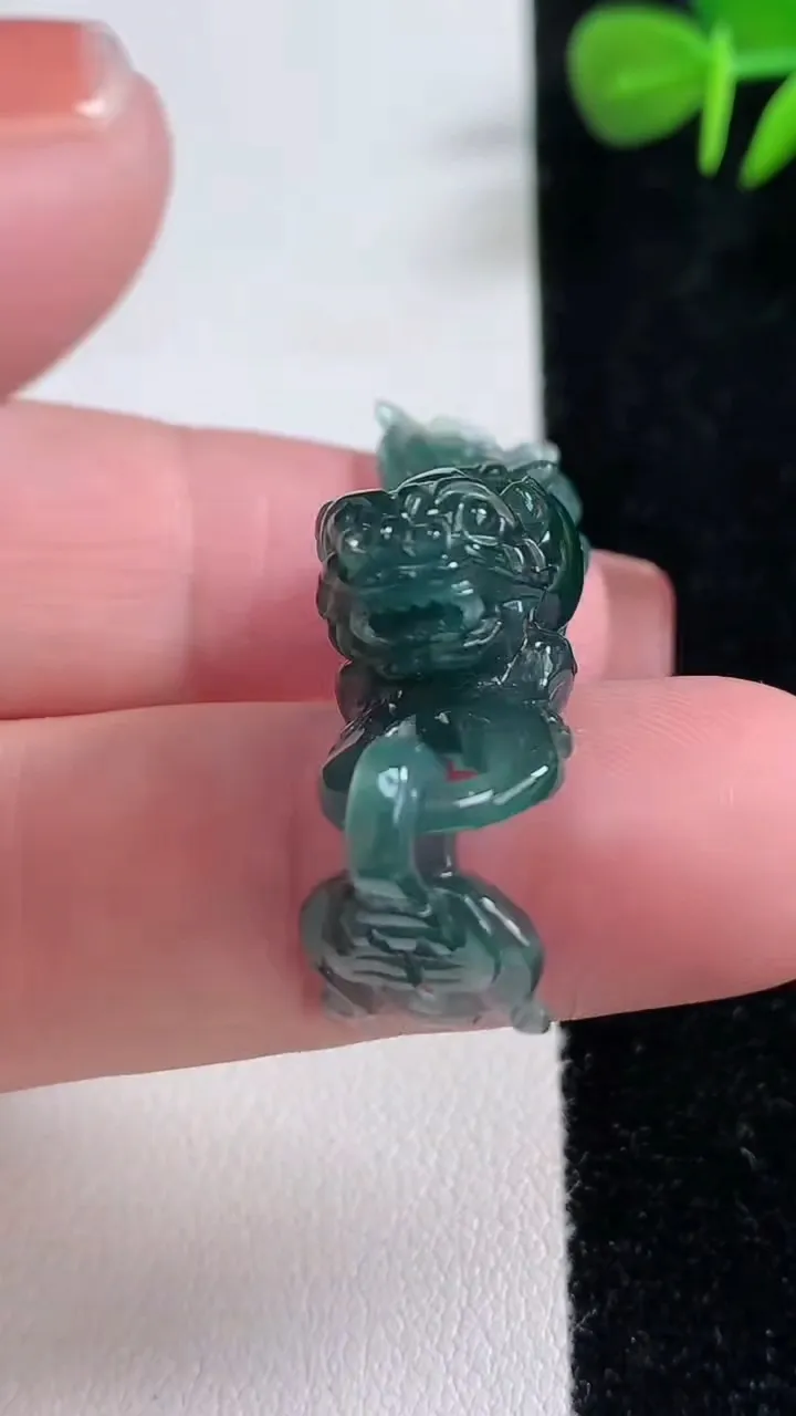 天然A货翡翠貔貅吊坠，尺寸37.8-11.3-13.6，重量:7.80g
12月17日