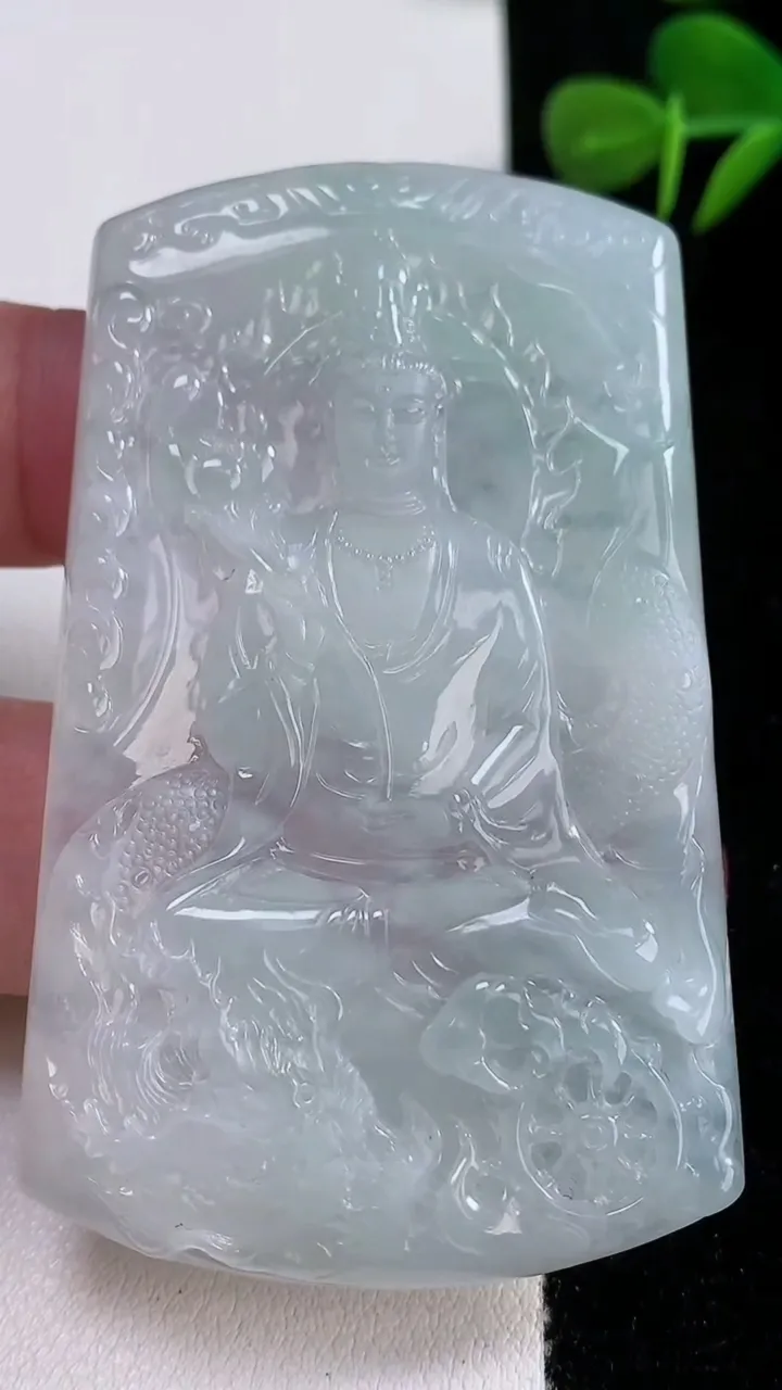 天然A货翡翠御龙大势至菩萨吊坠，尺寸67.4-41.4-5.2，重量:37.68g
12月17日