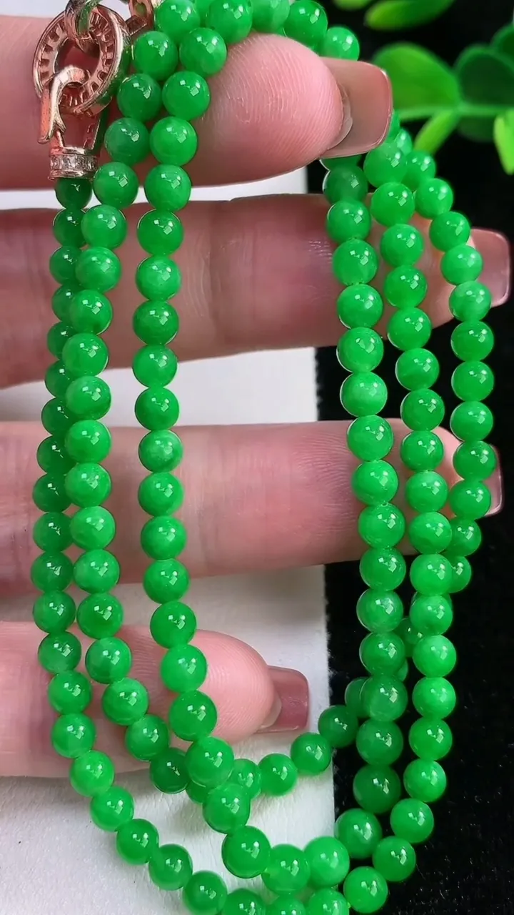 天然A货翡翠圆珠项链，尺寸4.2-4.7-142颗，重:21.31g
12月17日