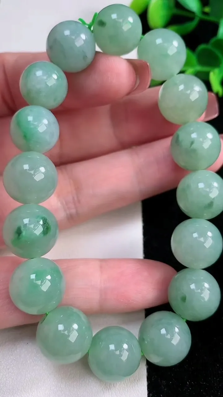 天然A货翡翠圆珠手串，尺寸13.5，重:65.00g12月17日
工厂直销收藏佳品,种好水足，色泽均匀，有种有色，上手高大气！