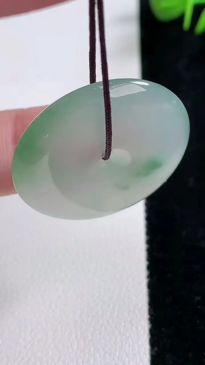 天然A货翡翠平安扣吊坠，尺寸30.8-5.7，重量:11.69g
12月17日