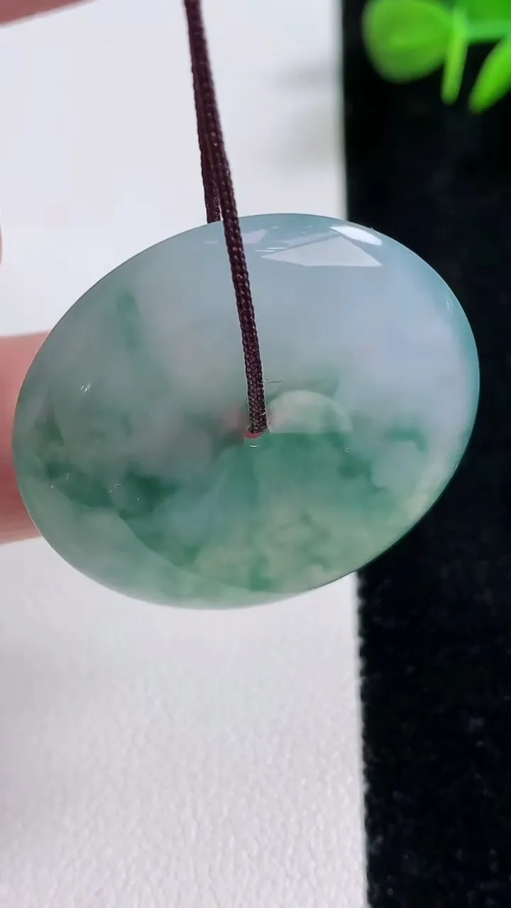 天然A货翡翠冰种飘花平安扣吊坠，尺寸32.5-5.6，重量:12.49g
12月17日