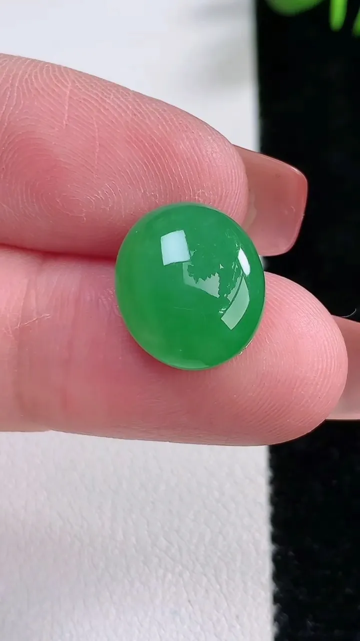 天然A货翡翠蛋面镶嵌件，尺寸14.3-12.3-5.7，重:1.80g
12月17日