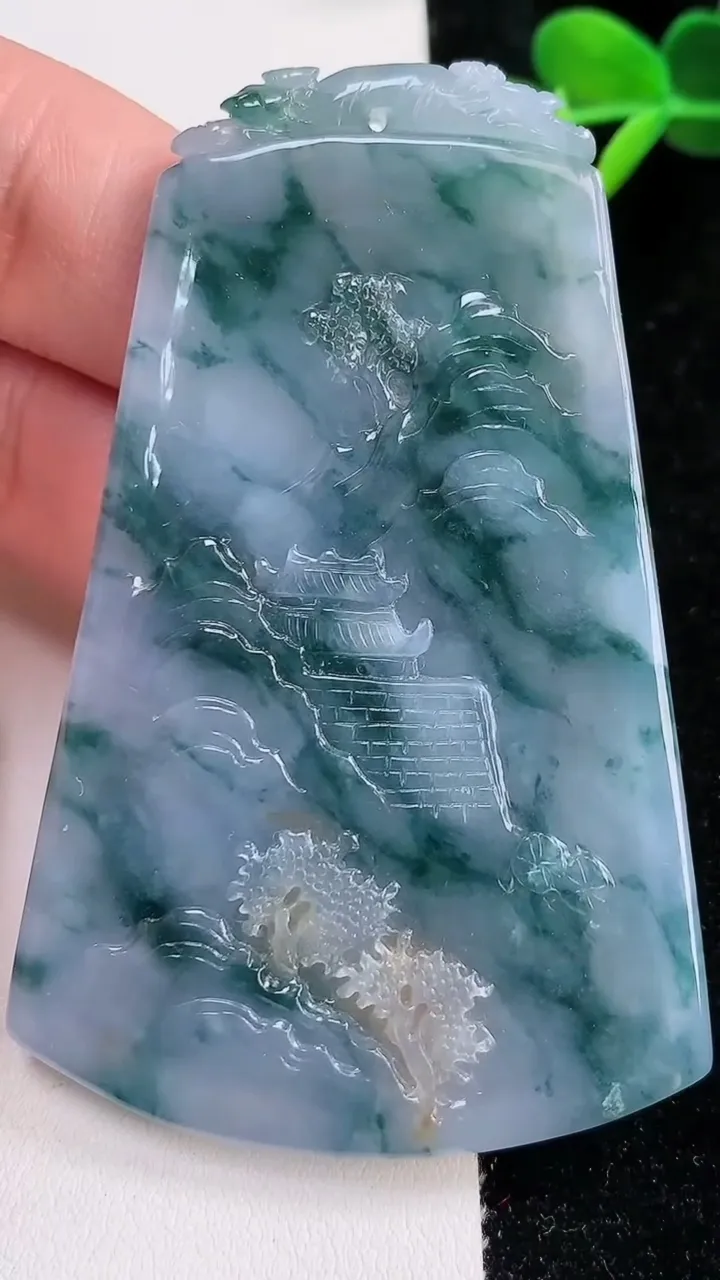 天然A货翡翠紫罗兰飘花山水牌吊坠，尺寸73-47-8，重:53.61g
12月17日