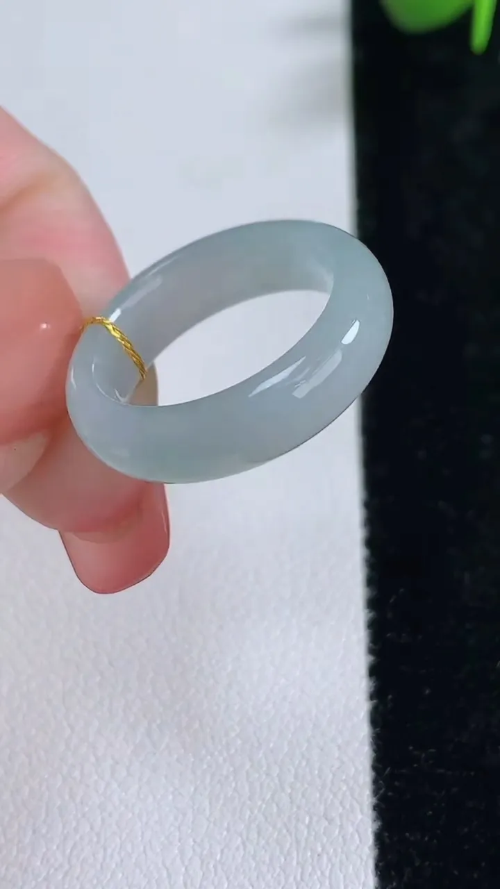 天然A货翡翠冰种飘花指环戒指，尺寸16.4-5.5-3.2，重量:3.23g2025年12月17日
工厂直销收藏佳品,种好水足，色泽均匀，有种有色，上手高大气！