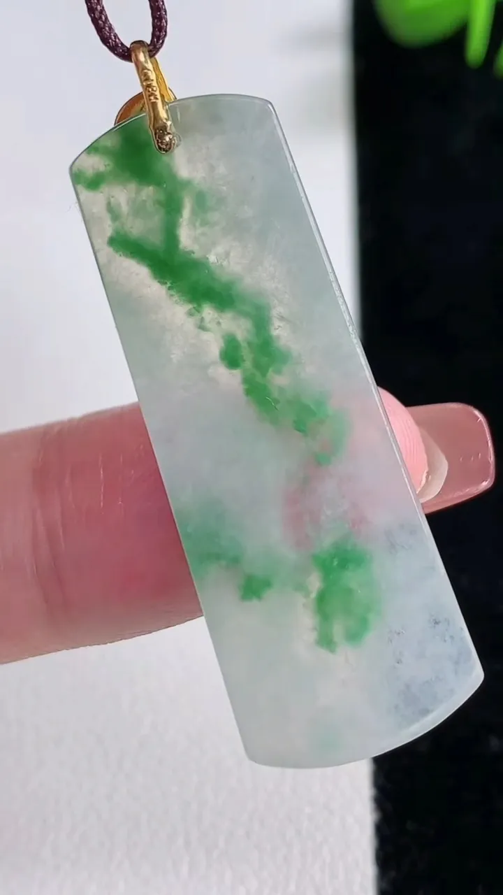 天然A货翡翠无事牌吊坠，尺寸40-15-2.6，重量:4.81g
12月17日