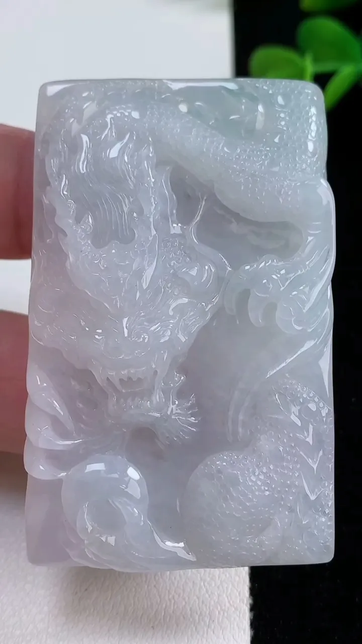 天然A货翡翠龙牌吊坠，尺寸60-37.4-6，重量:32.14g
12月17日