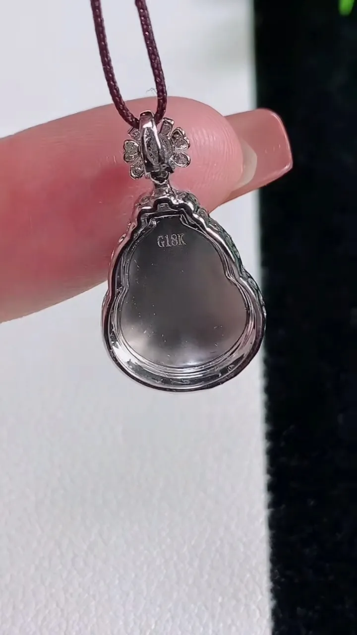 天然A货翡翠葫芦吊坠，尺寸22.6-13.2-7.7，裸石13.3-11.2重量:2.69g
12月17日