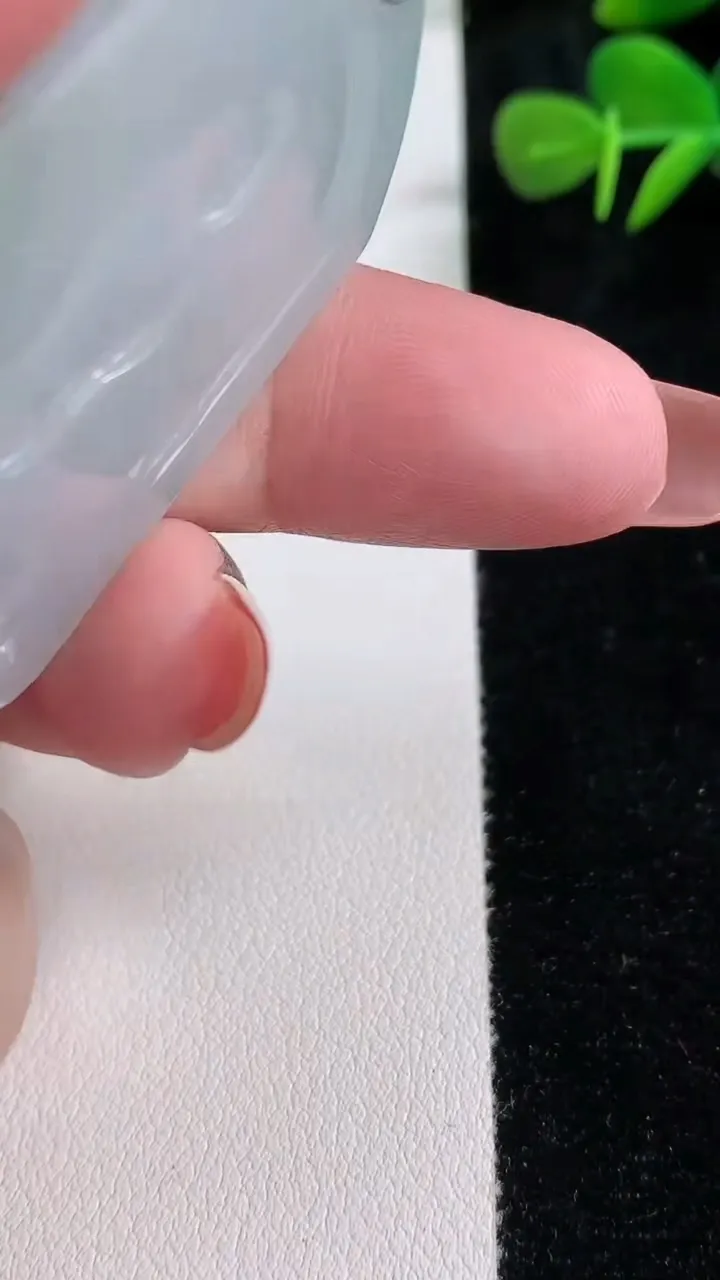 天然A货翡翠千手观音吊坠，尺寸52.3-42-5.5，重量:29.06g
12月17日