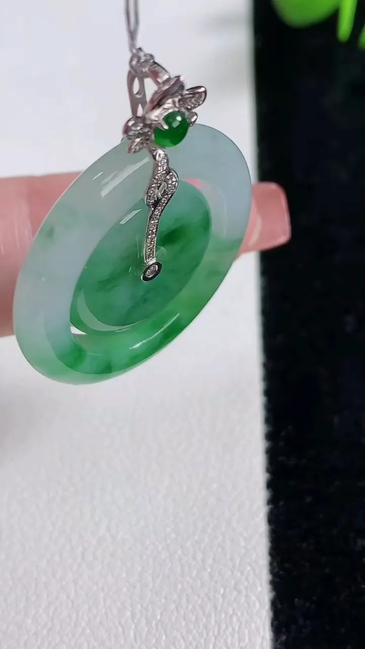 天然A货翡翠母子平安扣吊坠，尺寸26.4-4.2，重量:6.69g
12月17日