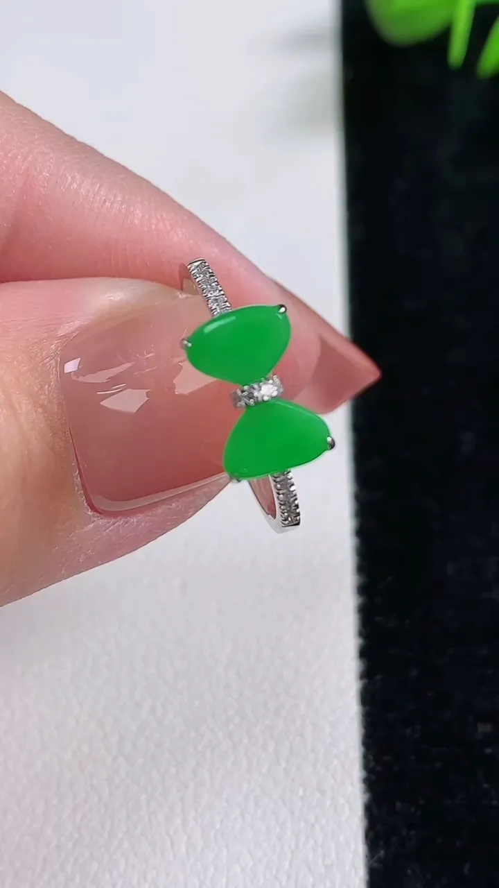 天然A货翡翠蝴蝶戒指，尺寸17-10-6.5-3.3，重量:1.70g2025年12月17日
工厂直