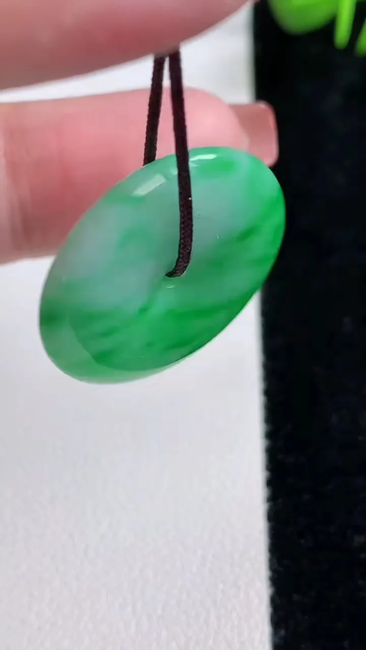 天然A货翡翠平安扣吊坠，尺寸23.7-4.2，重量:5.31g
12月17日