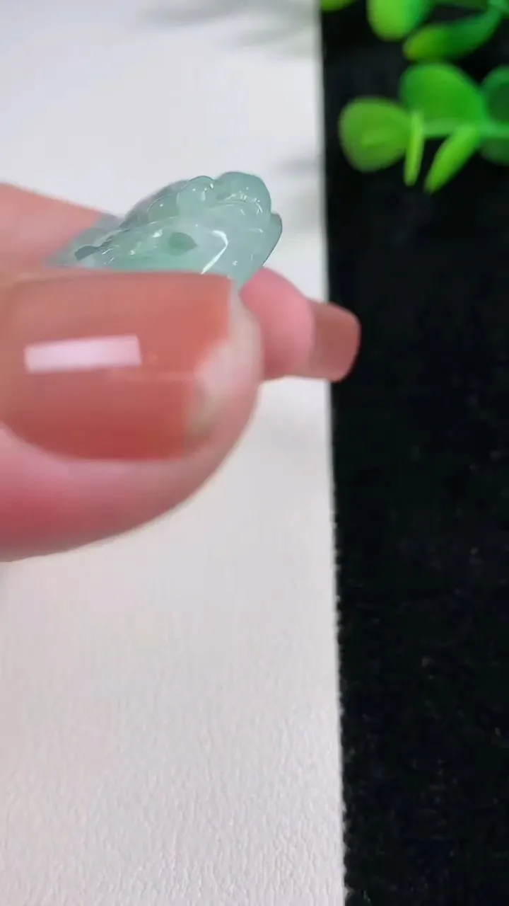 天然A货翡翠春带彩紫罗兰山水牌吊坠，尺寸53.2-7.2，重量:42.03g
12月17日