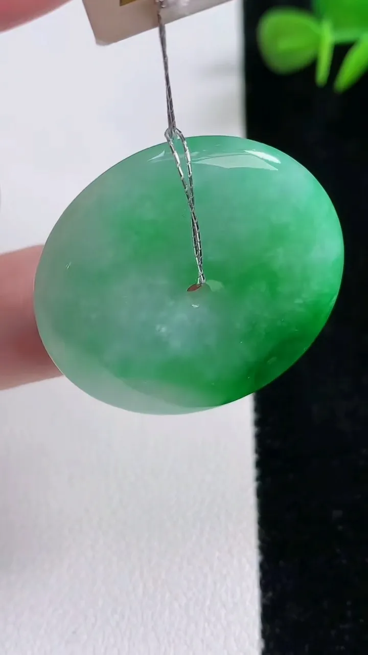 天然A货翡翠平安扣吊坠，尺寸32.2-5.2，重量:12.04g
12月17日
