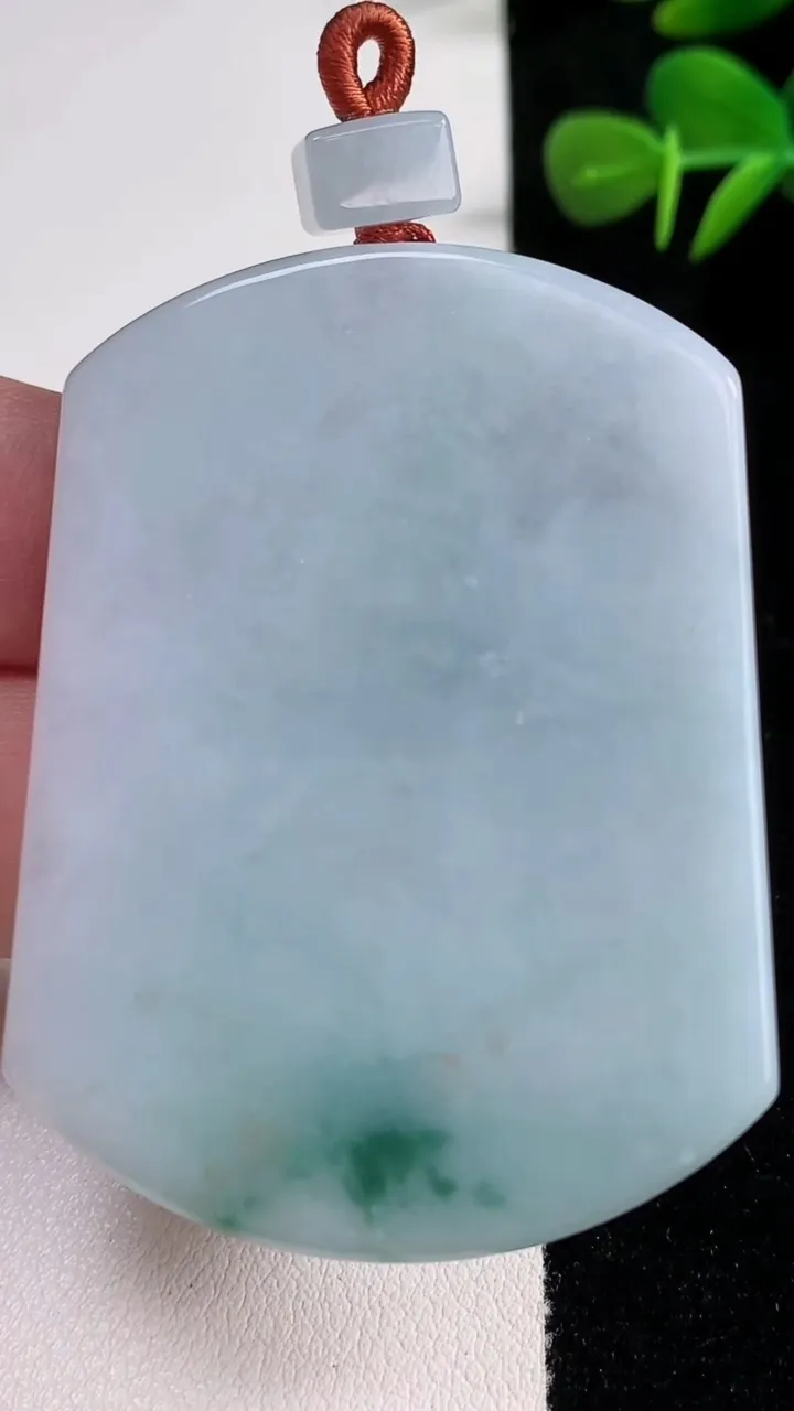 天然A货翡翠飘花无事牌吊坠，尺寸55-41.6-5.8，重量:41.65g
12月17日