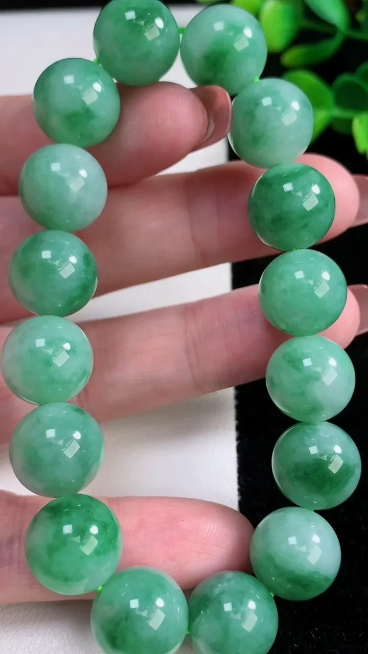 天然A货翡翠圆珠手串，尺寸13-16颗，重量:63.15g12月17日
工厂直销收藏佳品,种好水足，