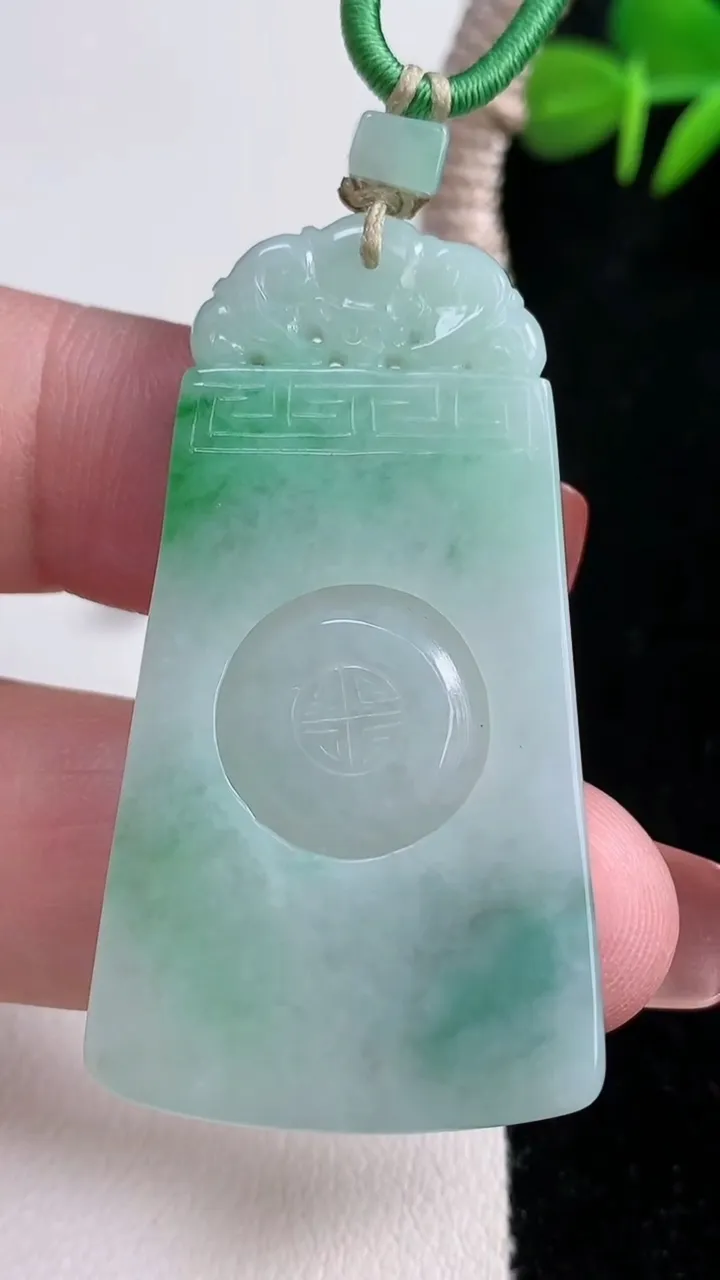 天然A货翡翠仿古无事牌吊坠，尺寸47.8-26.7-3.8，重量:13.83g
12月17日
