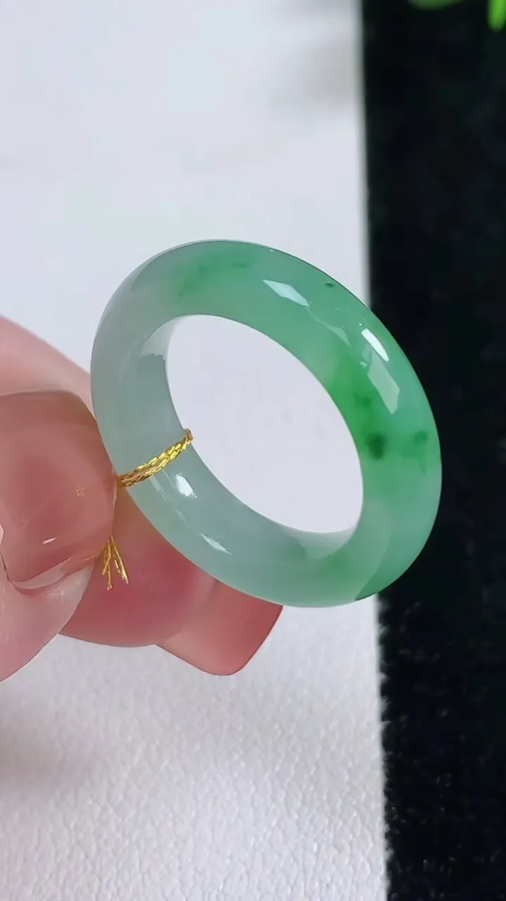 天然A货翡翠指环戒指，尺寸16.6-5.4-4，重量:4.06g2025年12月17日
工厂直销收藏佳品,种好水足，色泽均匀，有种有色，上手高大气！