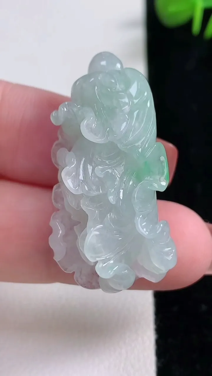 天然A货翡翠白菜吊坠，尺寸38.5-19.6-13，重量:11.62g
12月17日