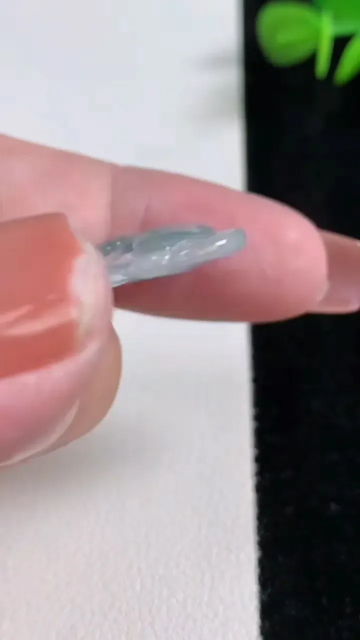 天然A货翡翠冰种飘花如意吊坠，尺寸42.2-25-4.8，重量:9.63g
12月17日