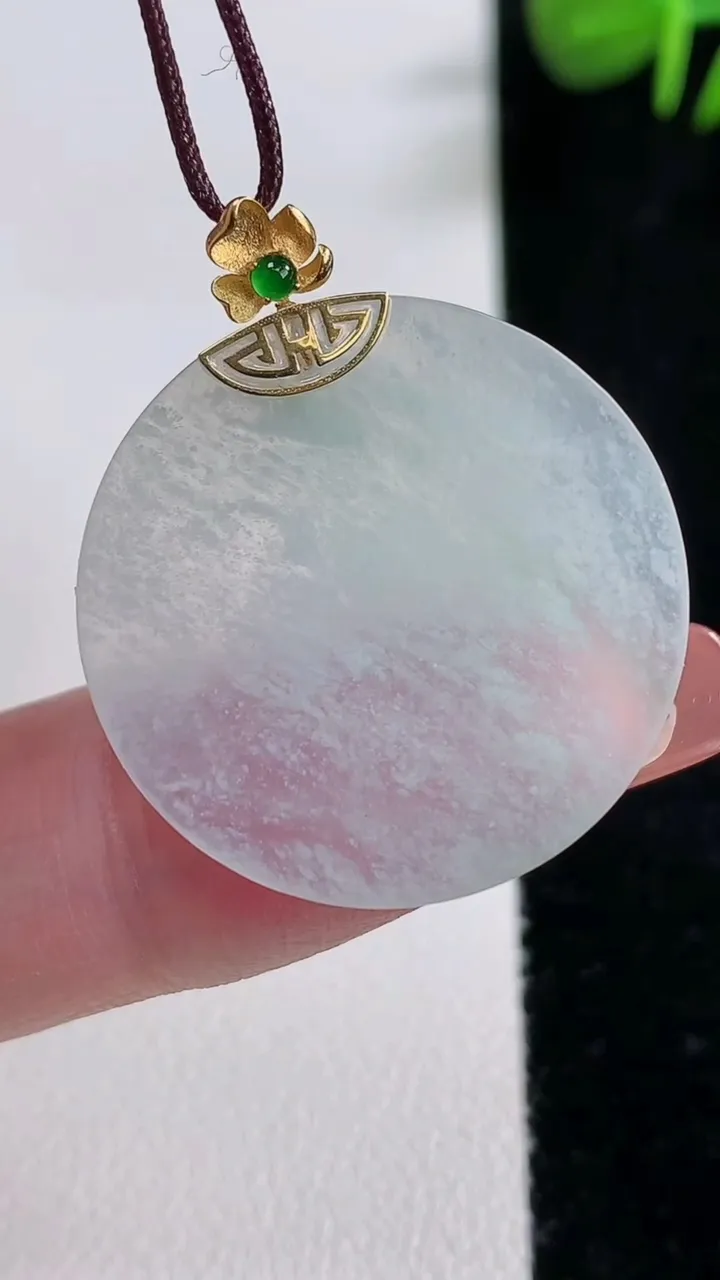 天然A货翡翠种白冰无事牌吊坠，尺寸25.6-2，重量:3.58g
12月17日