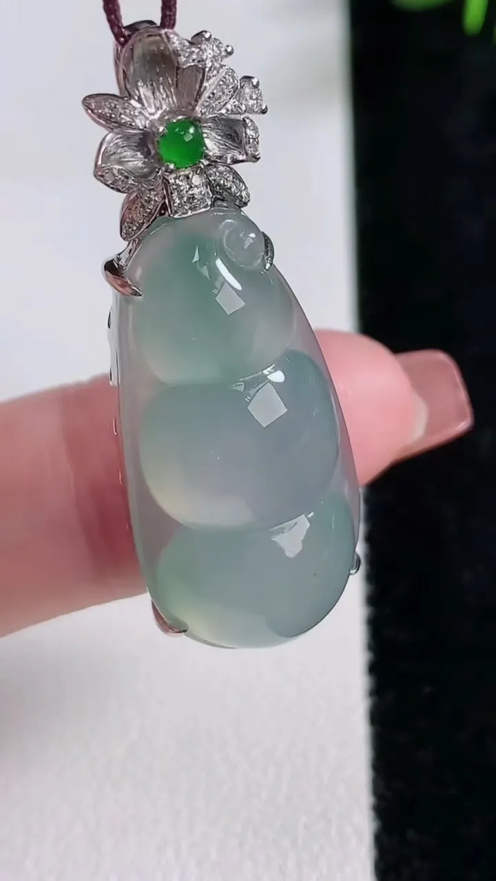 天然A货翡翠福豆吊坠，尺寸39.5-29-14.5-10.2，重量:7.04g
12月17日